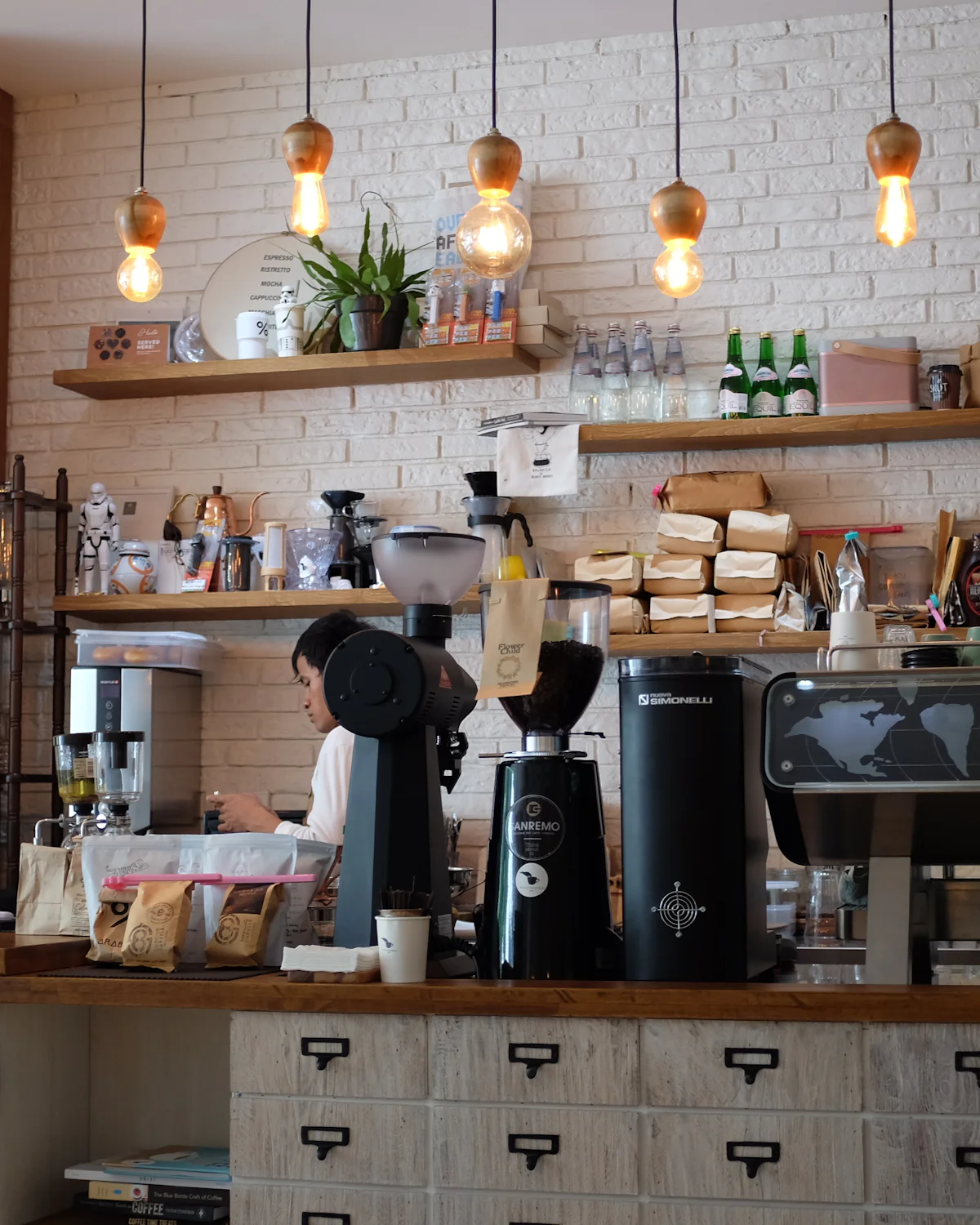 Bir kafede tezgâhın arkasında çalışan barista